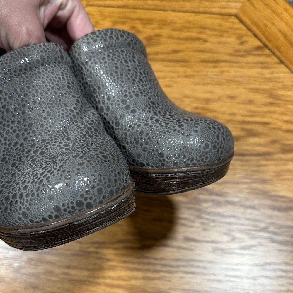 *BOC* Gray Textured Clogs Size 9.5 - Picture 4 of 10